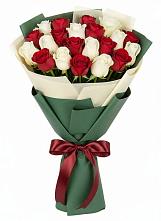 Букет Микс из красных и белых роз в Кызыл-Озёк