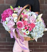 Цветочная композиция из Розы, Хризантемы, Пионы и Лизиантусы в корзине в Кызыл-Озёк
