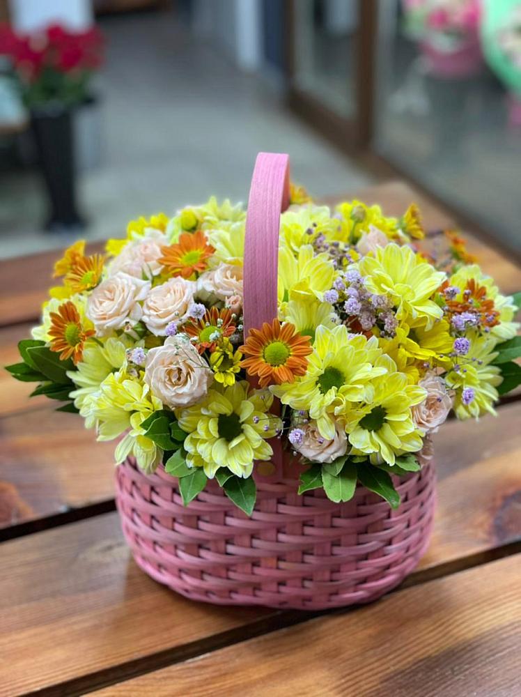 Цветочная композиция из Хризантемы и Розы в корзине в Кызыл-Озёк