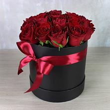 Цветочная композиция из Розы в шляпной коробке в Кызыл-Озёк